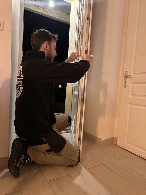 Steven, artisan CleZen, en intervention sur une porte-fenêtre